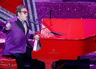 Elton John será tema de documentário produzido pelo Disney+
