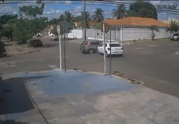 Vídeo: carro invade a preferencial e por muito pouco não acaba capotando na Capital