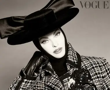 Modelo posa para Vogue com fita segurando o rosto após ficar 
