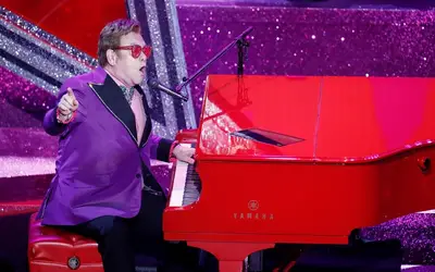 Elton John será tema de documentário produzido pelo Disney+