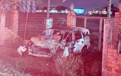 Em fuga da polícia, condutor colide em poste de ilunimação e carro pega fogo