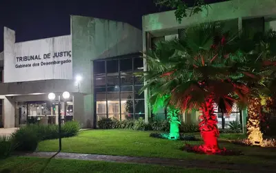 Tribunal ilumina fachada com as cores da bandeira do Rio Grande do Sul