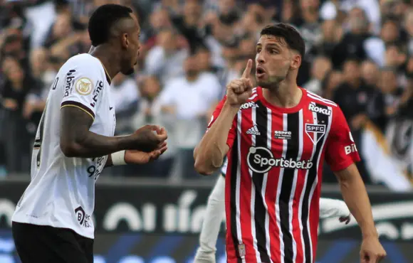 Corinthians marca no fim e busca empate contra o São Paulo