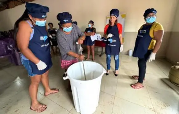 Indígenas participam de oficina que ensina a produzir sabão com óleo de cozinha usado