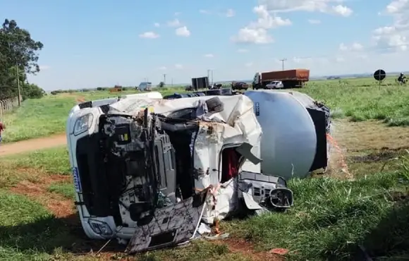 Vídeo: caminhão-tanque carregado de gasolina tomba em rotatória da BR-060
