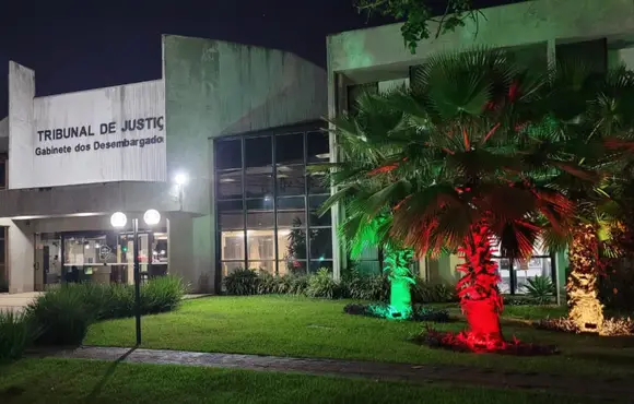 Tribunal ilumina fachada com as cores da bandeira do Rio Grande do Sul